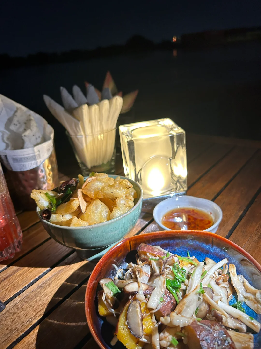 Ho Chi Minh-The Deck?, a sunset restaurant on the riverside of Ho Chi Minh City, recommends lemon-marinated sashimi and oysters