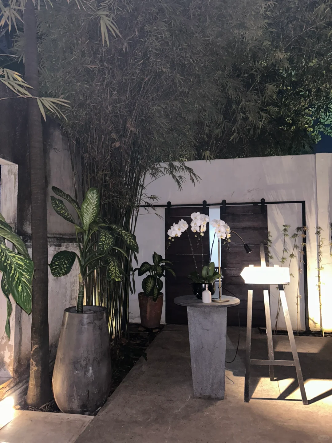 Ho Chi Minh-The Deck?, a sunset restaurant on the riverside of Ho Chi Minh City, recommends lemon-marinated sashimi and oysters