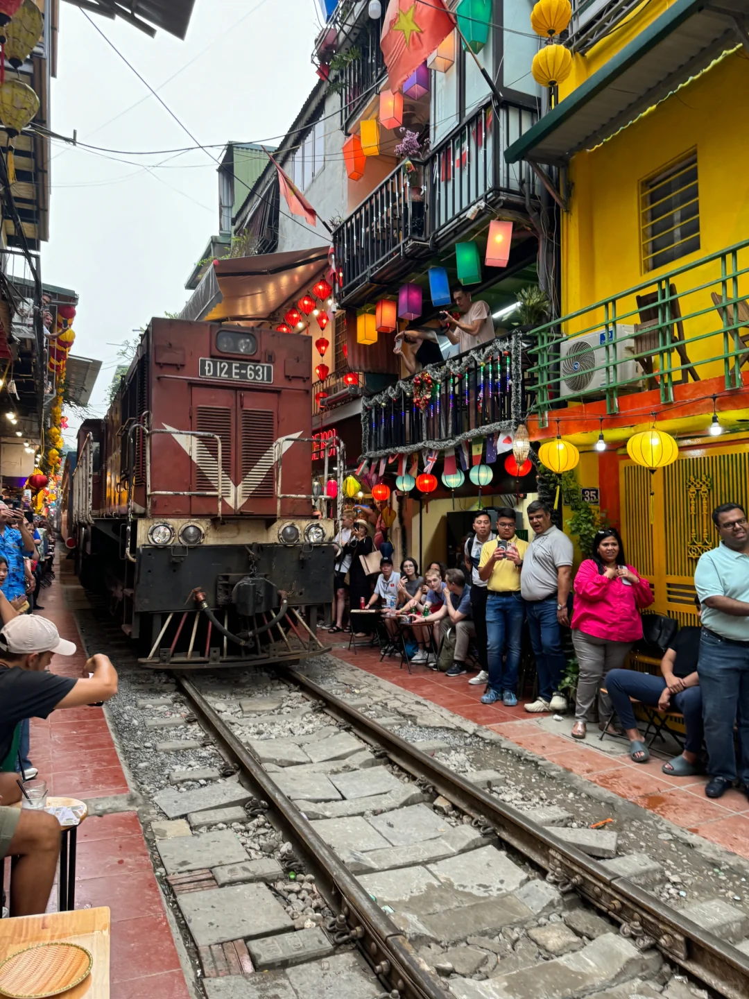 Hanoi-?Check-in at Hanoi Train Street in Vietnam✌? (with train timetable)
