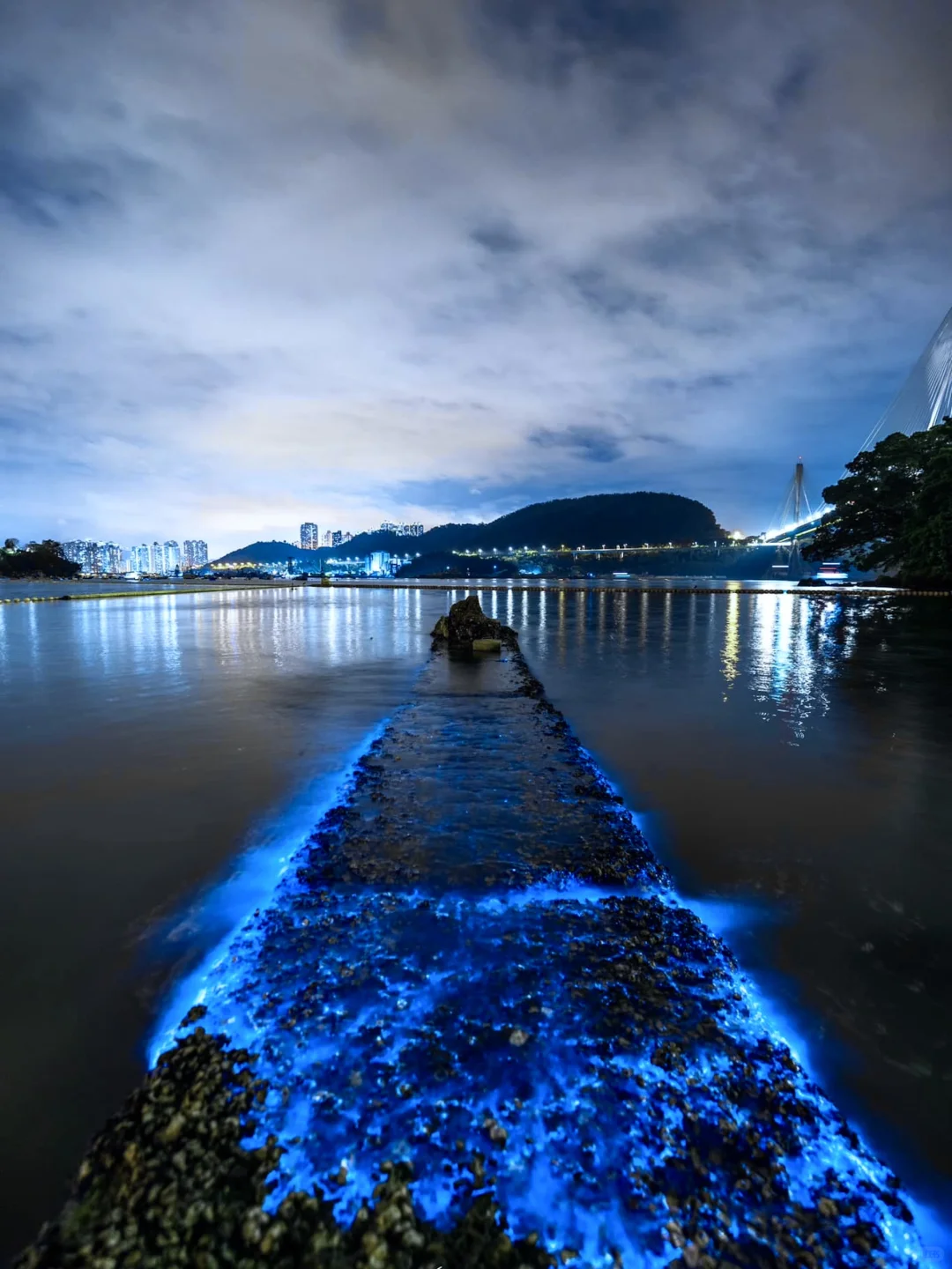 Hong kong-Hong Kong Ting Kau Beach?, see the luminous blue tears of the sea
