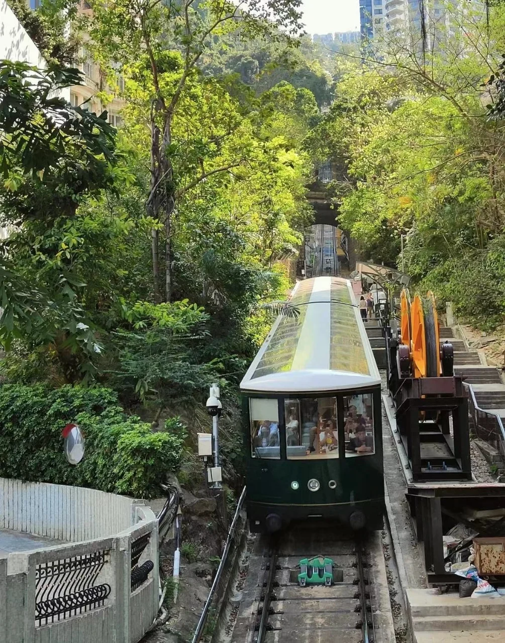 Hong kong-Travel in Hong Kong. Take the Victoria Peak Cable Car? and see the Sky Terrace