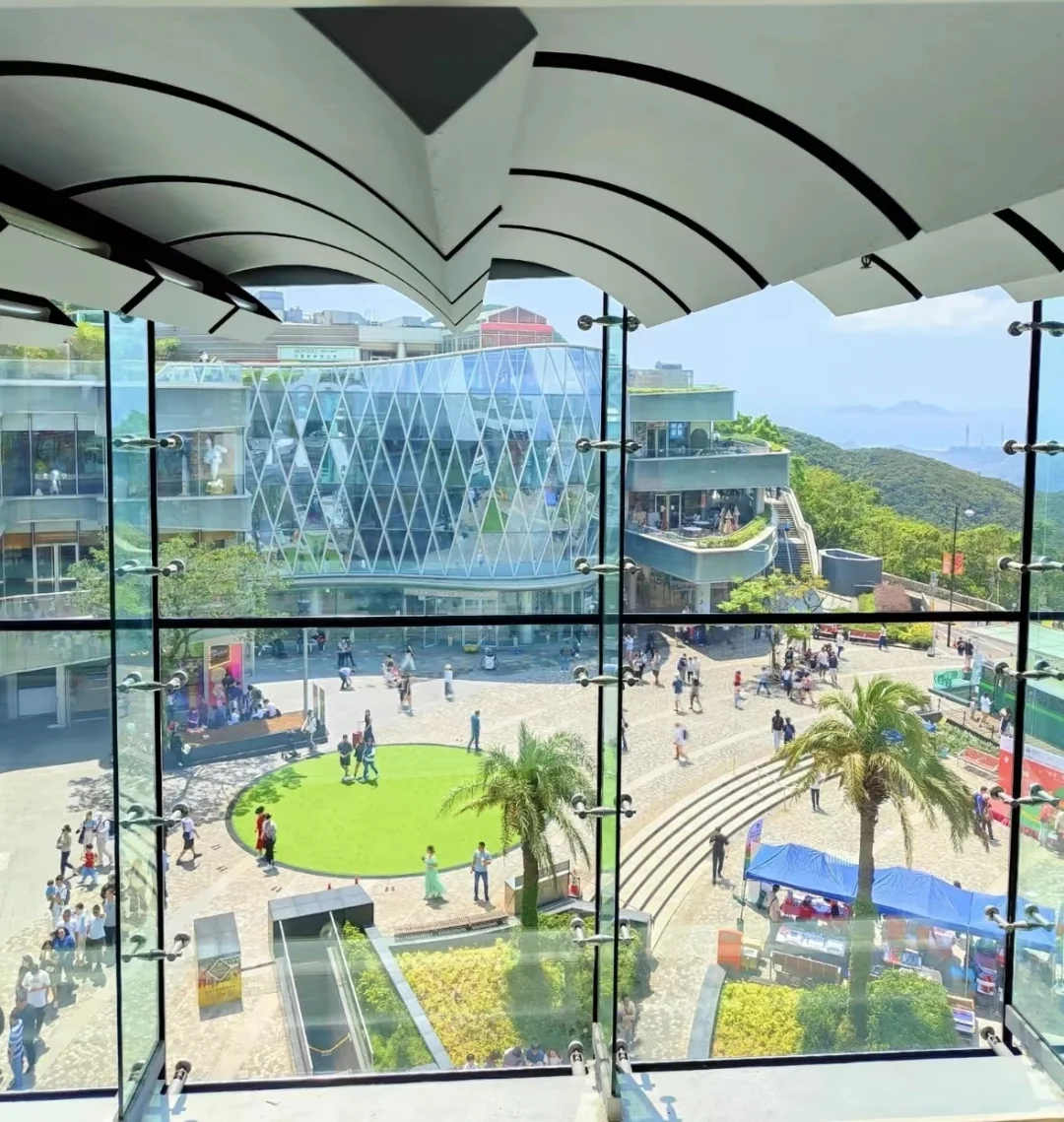 Hong kong-Travel in Hong Kong. Take the Victoria Peak Cable Car? and see the Sky Terrace