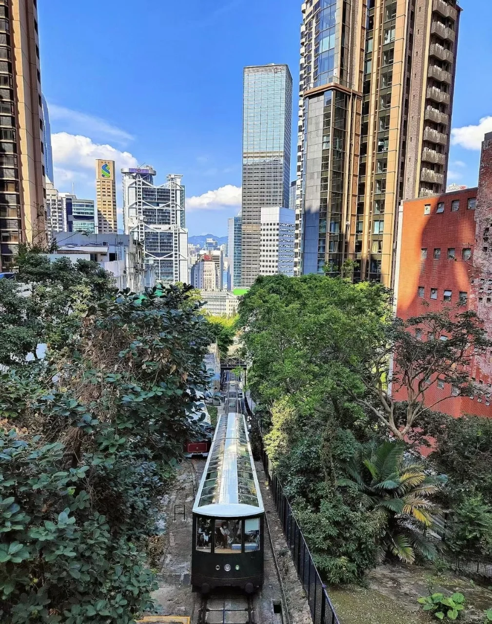 Hong kong-Travel in Hong Kong. Take the Victoria Peak Cable Car? and see the Sky Terrace