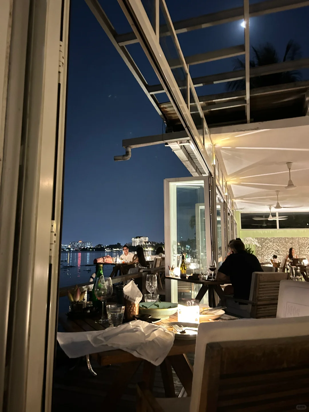 Ho Chi Minh-The Deck?, a sunset restaurant on the riverside of Ho Chi Minh City, recommends lemon-marinated sashimi and oysters