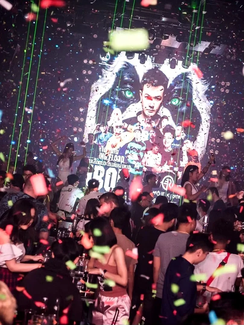 Pattaya-Pattaya Panda Bar ?, a gathering place for handsome men and beautiful women