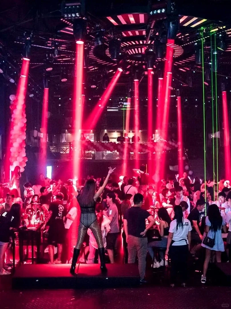 Pattaya-Pattaya Panda Bar ?, a gathering place for handsome men and beautiful women