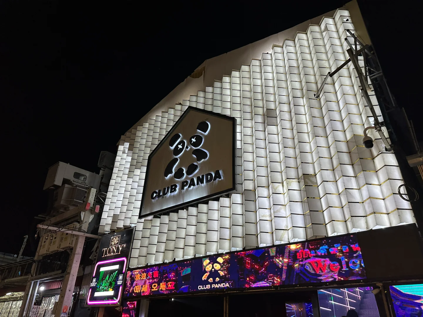 Pattaya-Club Panda in Pattaya, lots of sexy Thai girls want to date you