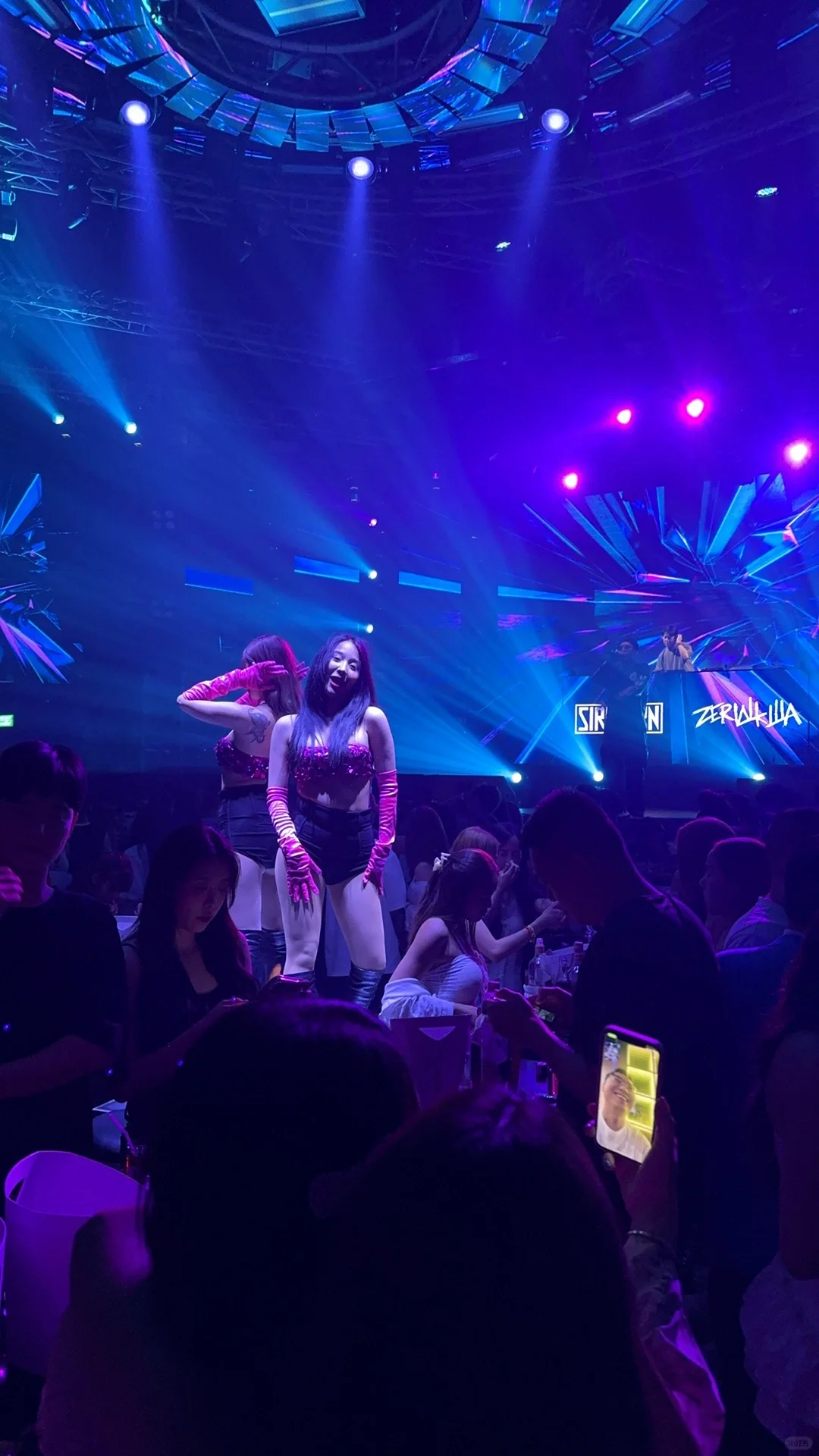 Pattaya-Hollywood Bar in Pattaya, where singers, DJs and dances perform every night