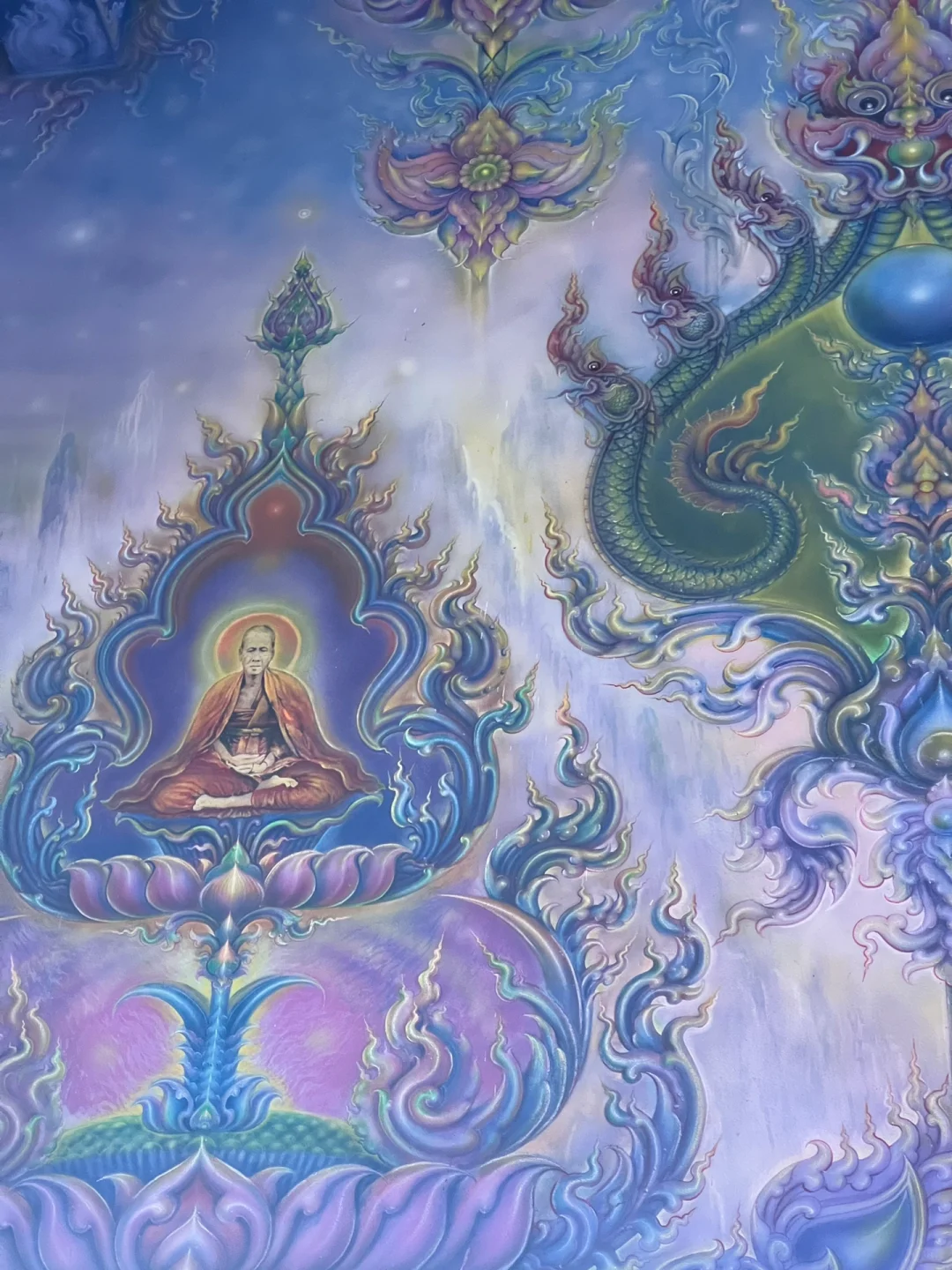 Chiang Mai-The small town of Chiang Rai, the White and Black Temple and the Temple of Truth are very beautiful