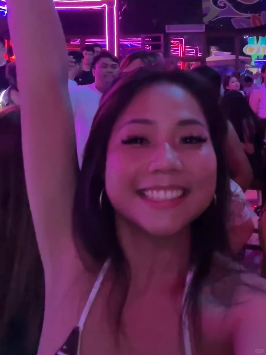 Boracay-Om Club in Boracay?, the nightlife at the bar only starts to feel good after 10:00 p.m