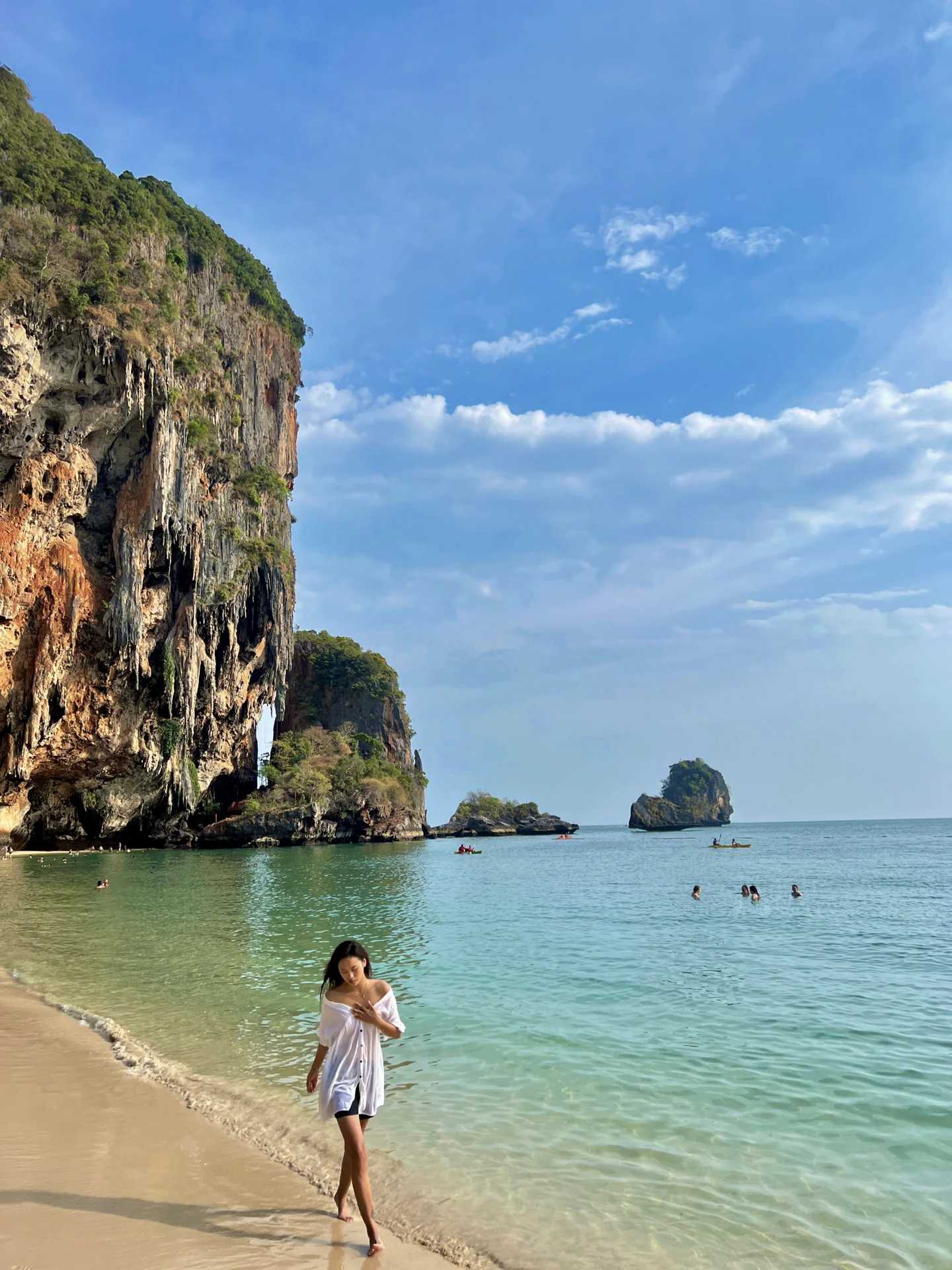 Krabi-Let's take a long-tail boat to Railay Beach? and see the glass sea closest to Krabi