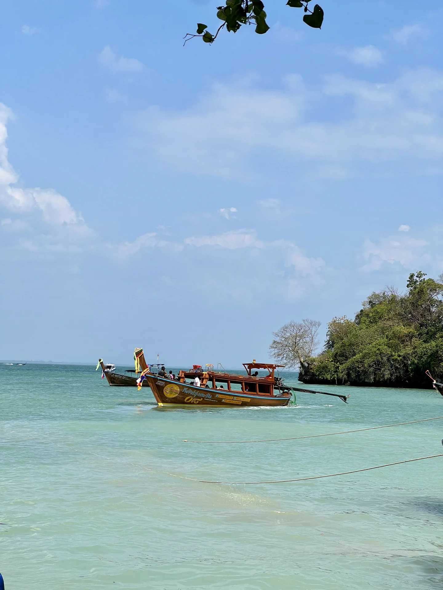Krabi-Let's take a long-tail boat to Railay Beach? and see the glass sea closest to Krabi