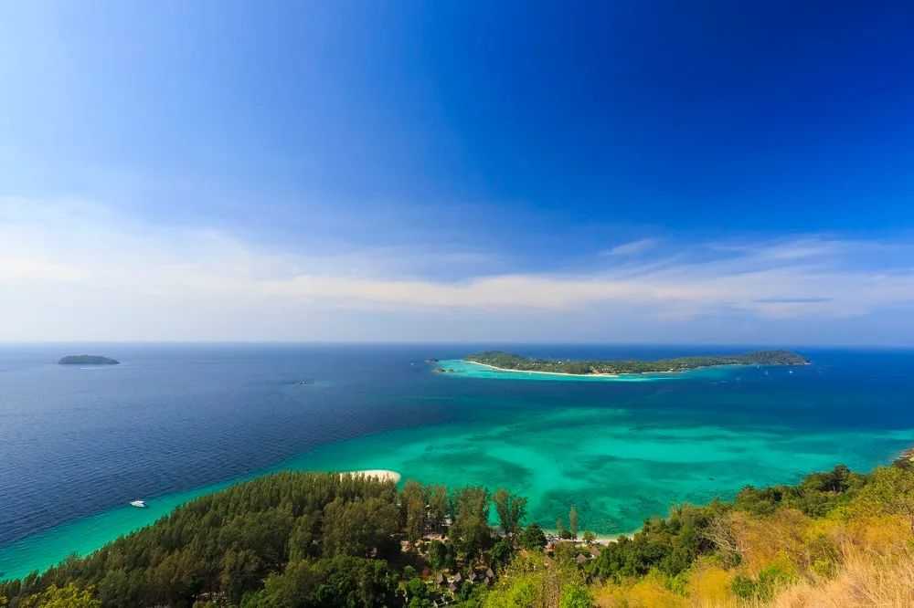 Hua Hin-More and more people are traveling to Hua Hin, with its trendy designs and secluded islands.