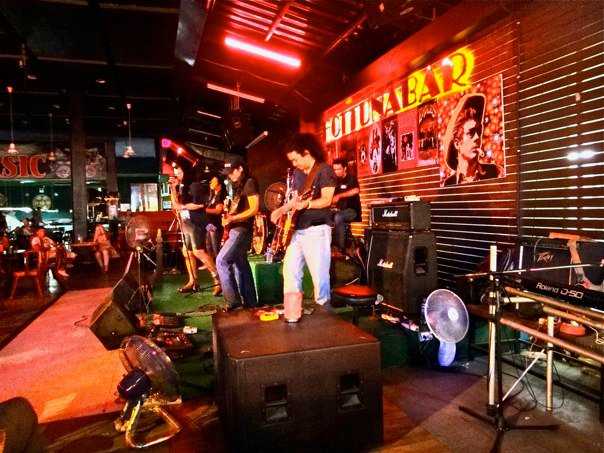 Pattaya-Experience the colorful nightlife of Pattaya and visit the popular bars near Terminal 21