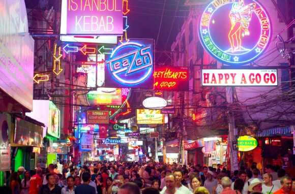 Pattaya-Pattaya: neon lights, glittering nightclubs, lively bars and pool parties
