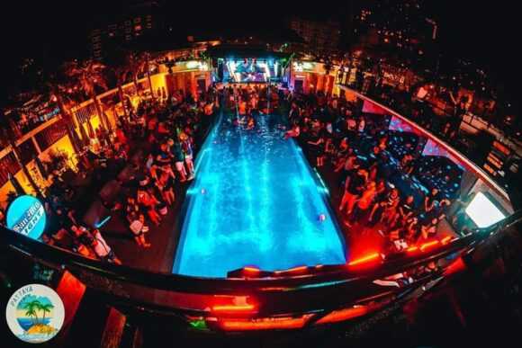 Pattaya-Pattaya: neon lights, glittering nightclubs, lively bars and pool parties