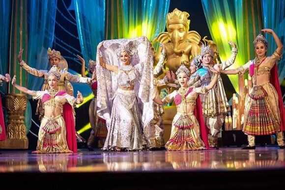 Pattaya-Pattaya: neon lights, glittering nightclubs, lively bars and pool parties