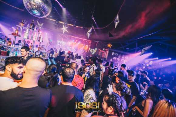 Pattaya-Pattaya: neon lights, glittering nightclubs, lively bars and pool parties