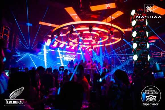 Pattaya-Pattaya: neon lights, glittering nightclubs, lively bars and pool parties