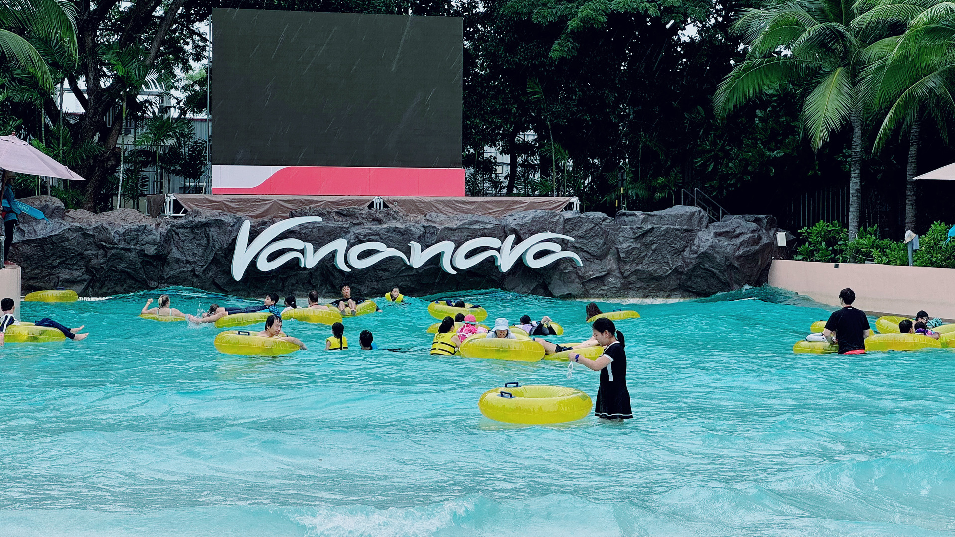 Hua Hin-Hua Hin Holiday Inn Hotel?, a resort with a water park suitable for family travel