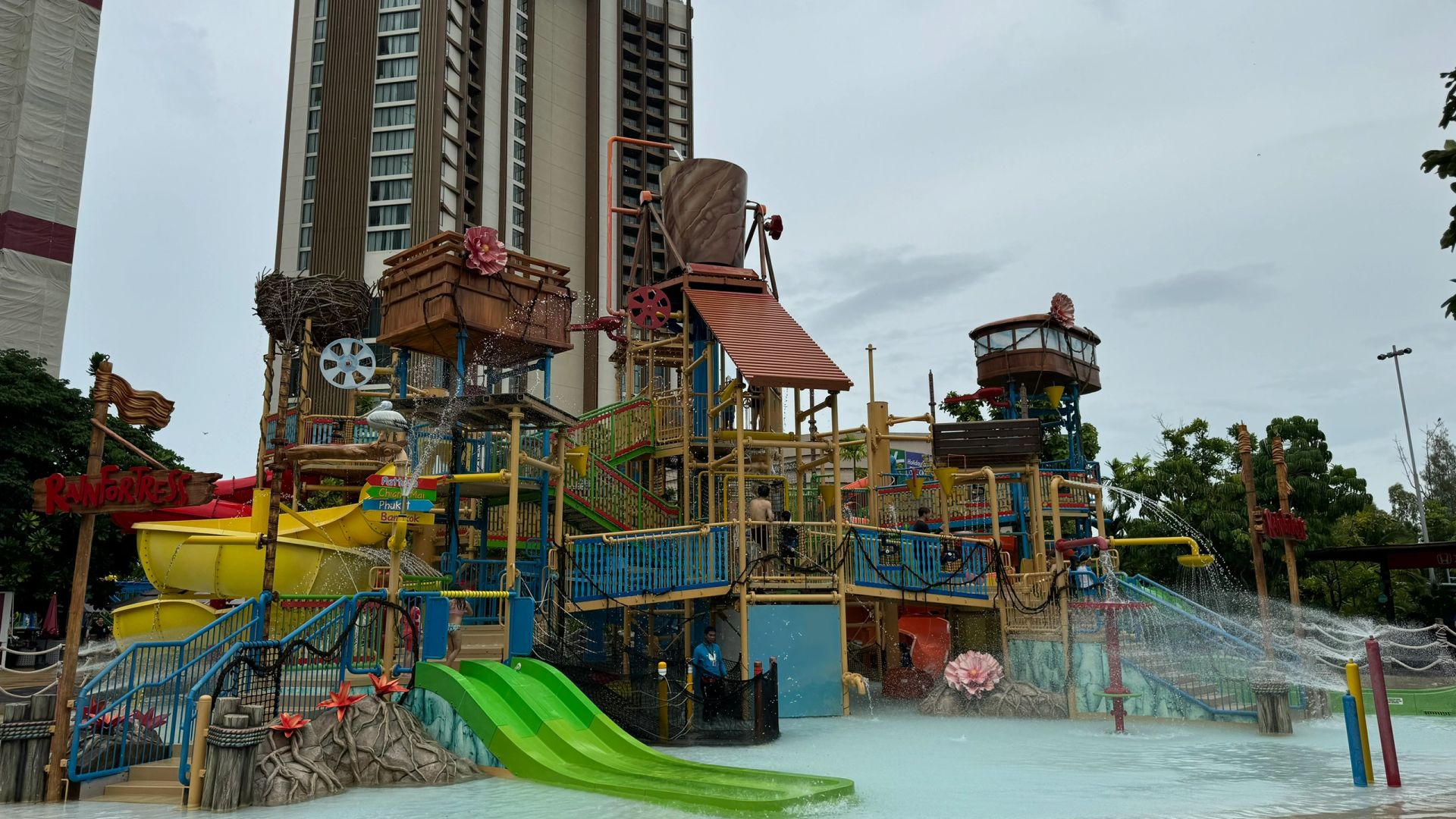 Hua Hin-Hua Hin Holiday Inn Hotel?, a resort with a water park suitable for family travel