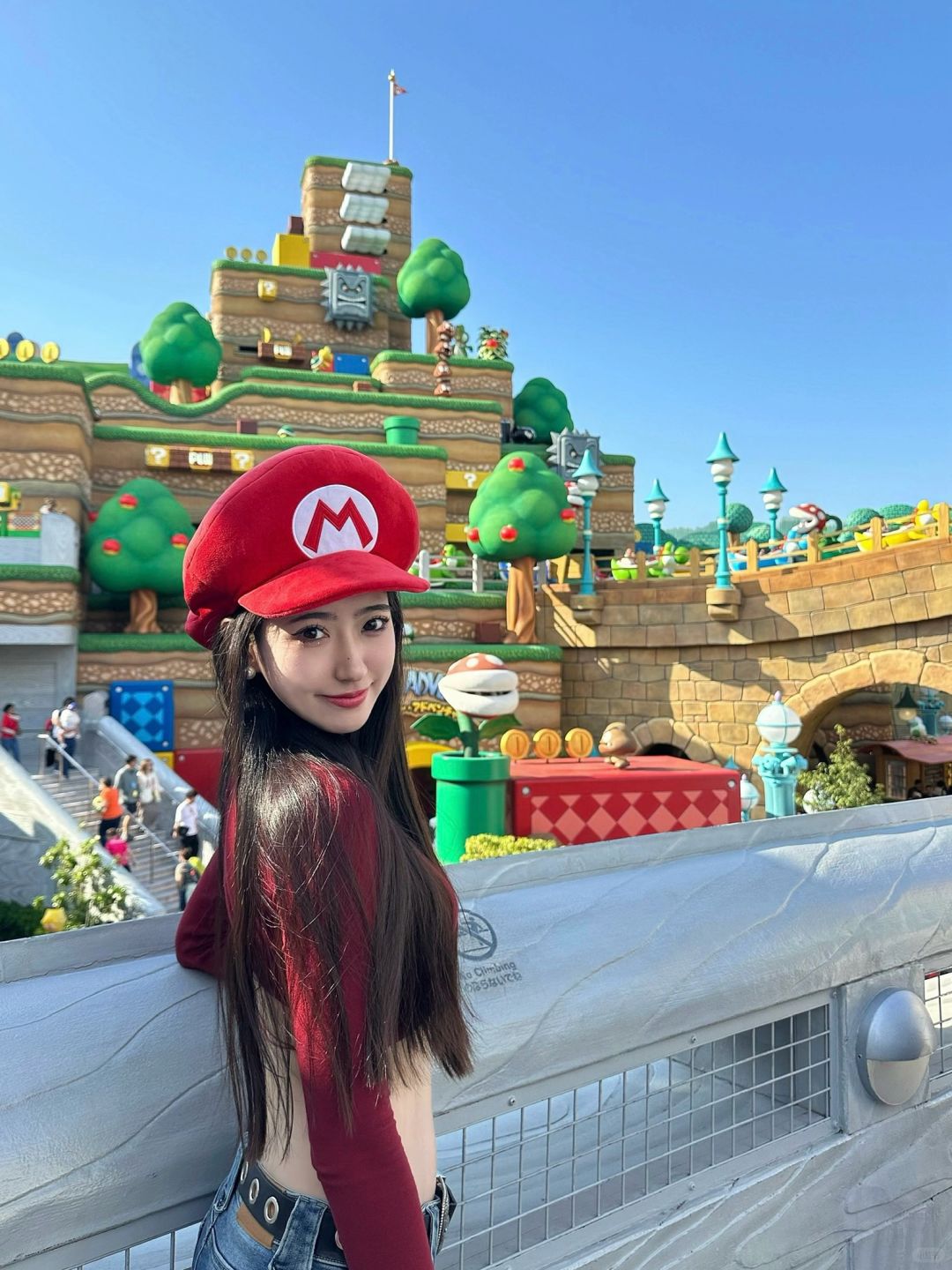 Osaka-Traveling to Universal Studios Osaka?, taking photos with lots of Mario