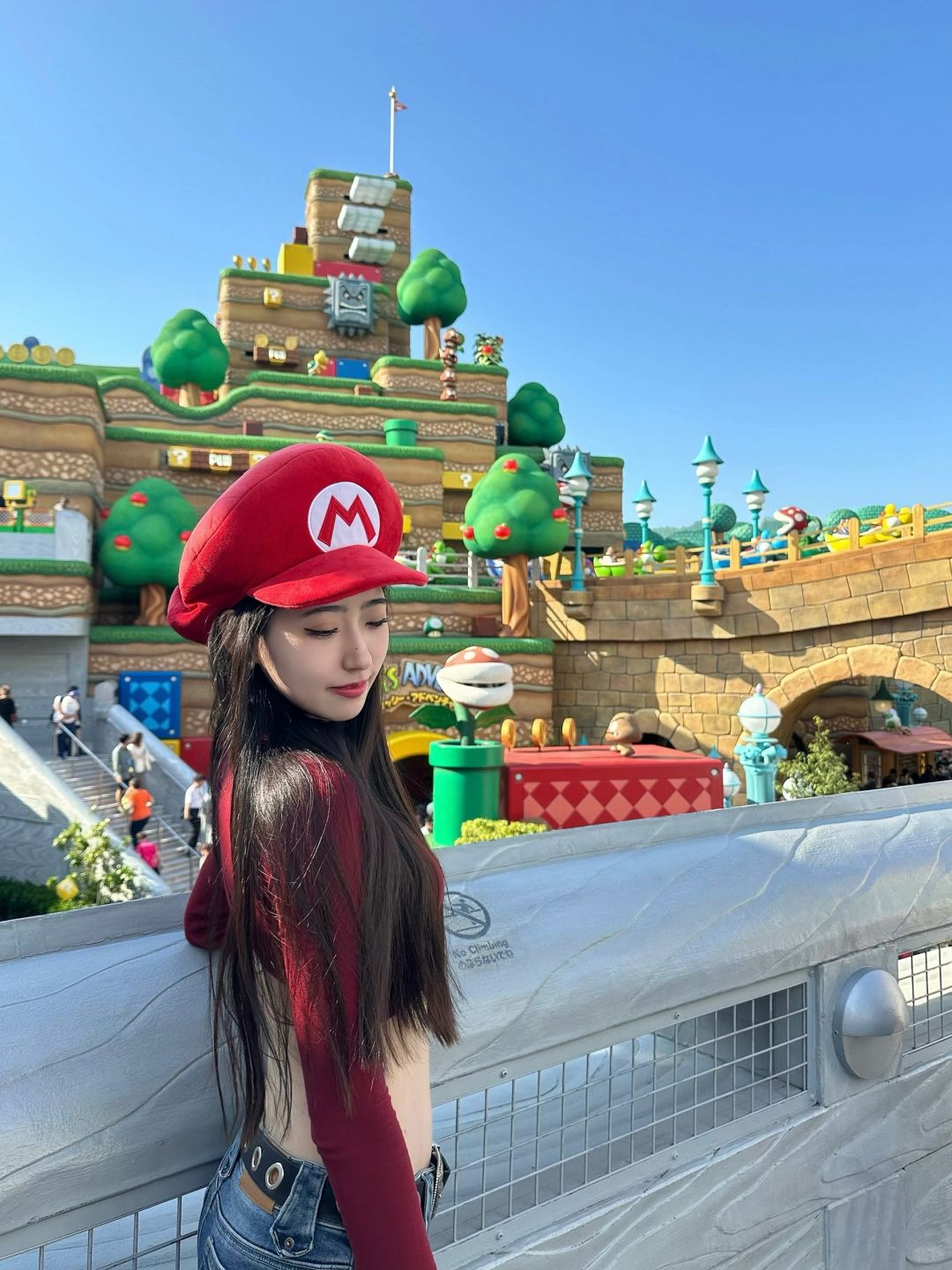 Osaka-Traveling to Universal Studios Osaka?, taking photos with lots of Mario