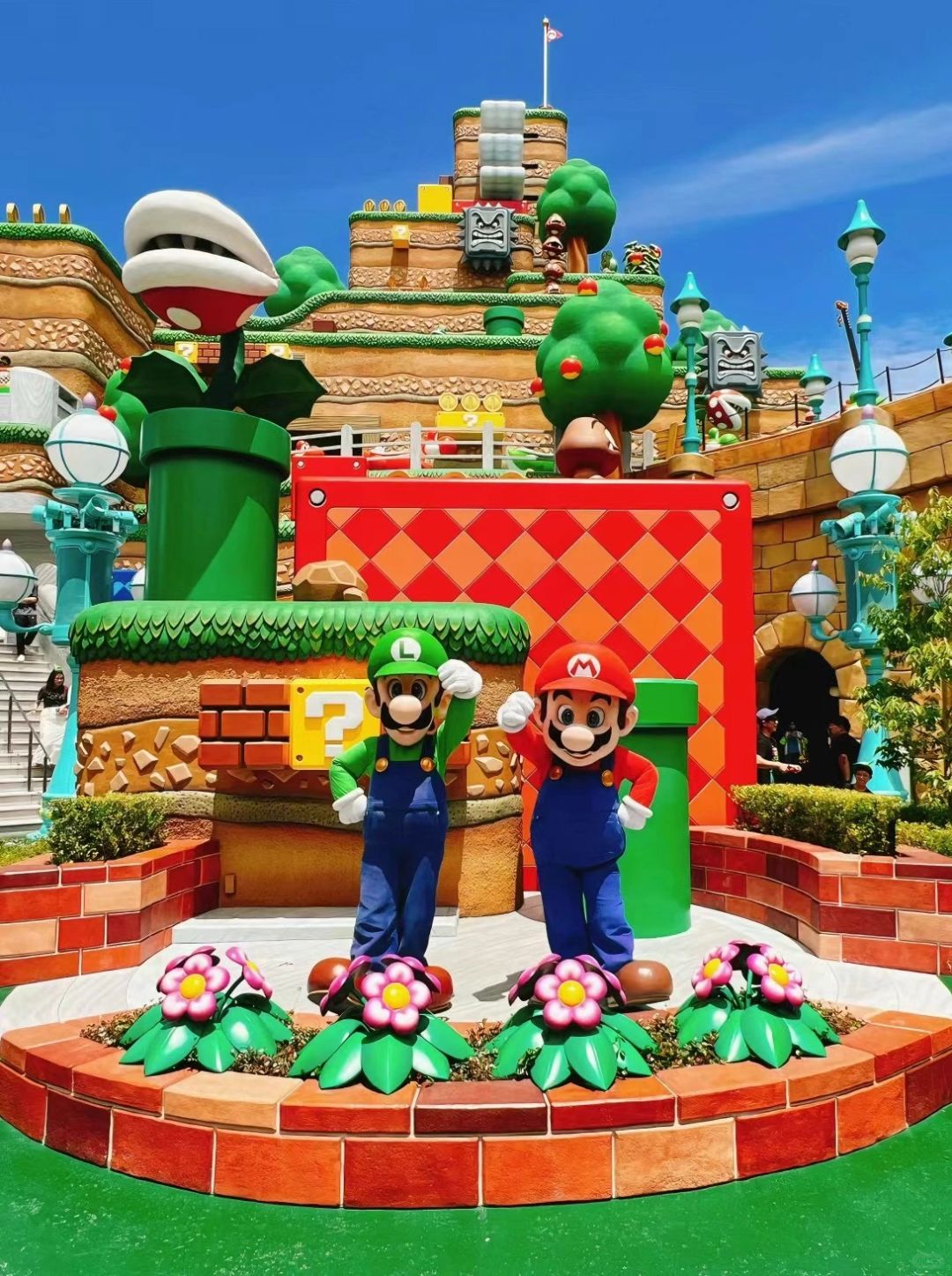Osaka-Traveling to Universal Studios Osaka?, taking photos with lots of Mario