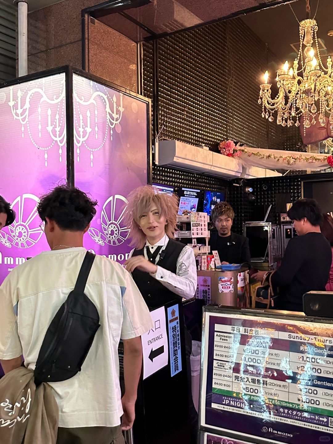 Osaka-Take photos at Glico in Osaka and watch street performers at Shinsaibashi at night
