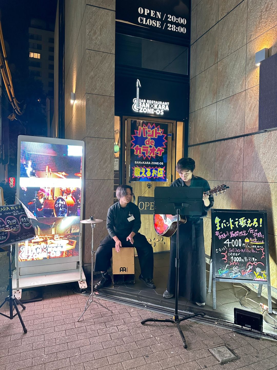 Osaka-Take photos at Glico in Osaka and watch street performers at Shinsaibashi at night
