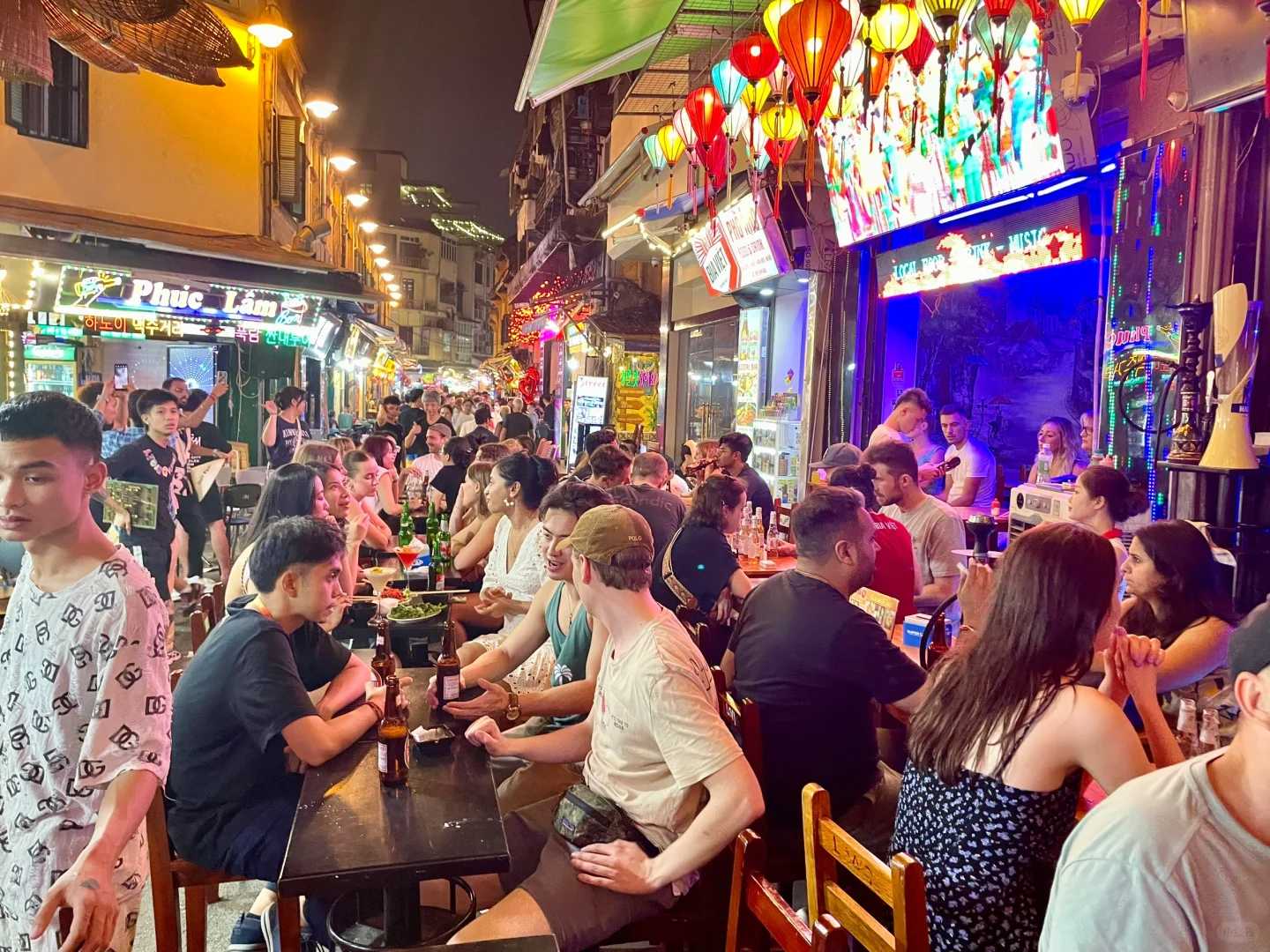 Hanoi-Experience the romantic feelings of Hanoi Bar Street and stroll in the charming night