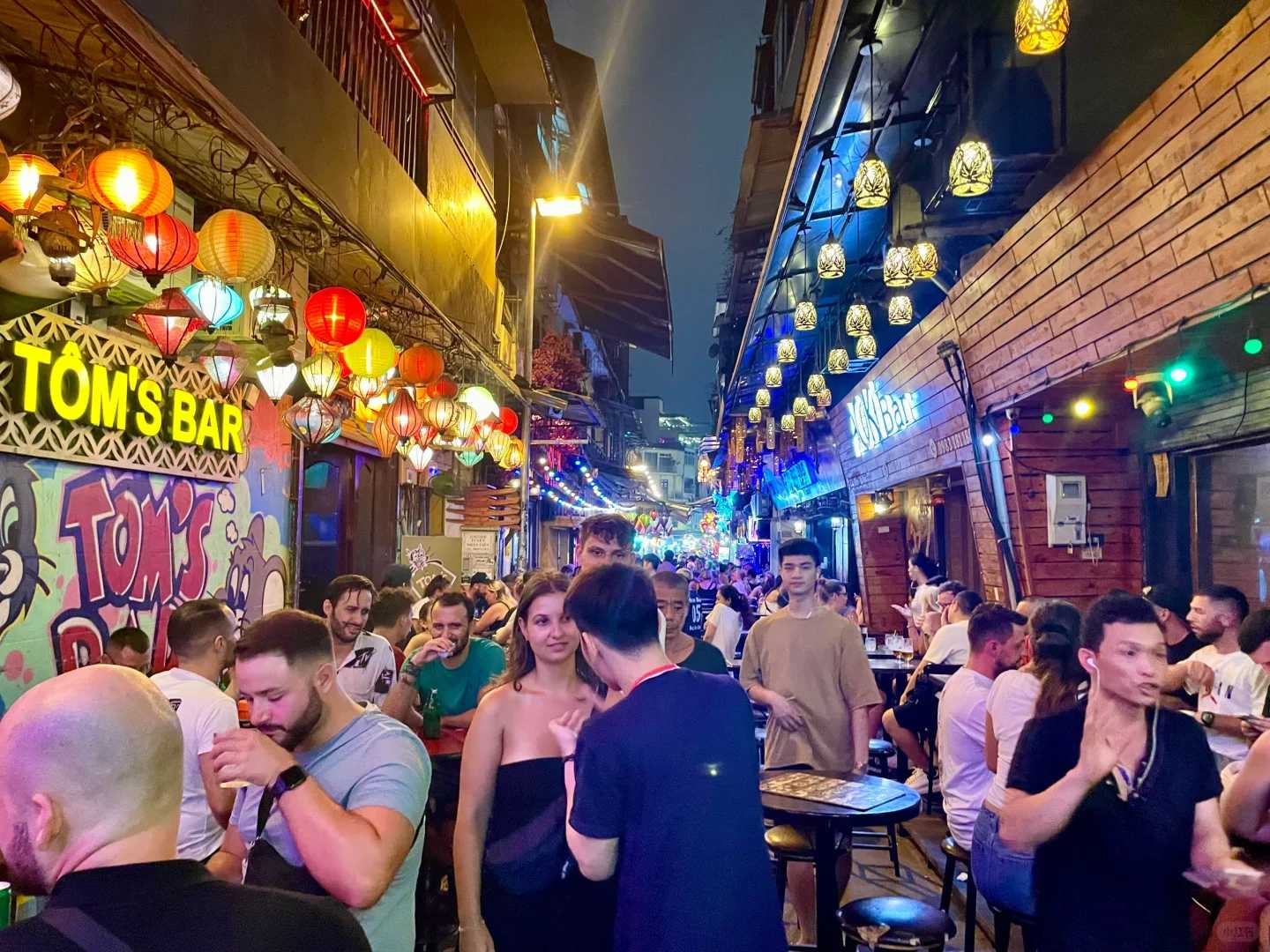Hanoi-Experience the romantic feelings of Hanoi Bar Street and stroll in the charming night