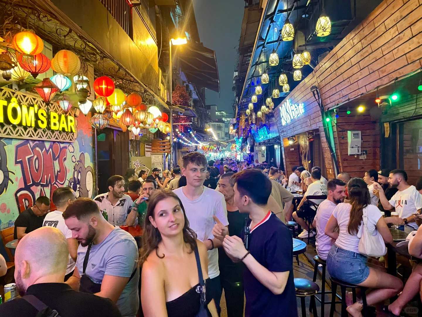 Hanoi-Experience the romantic feelings of Hanoi Bar Street and stroll in the charming night