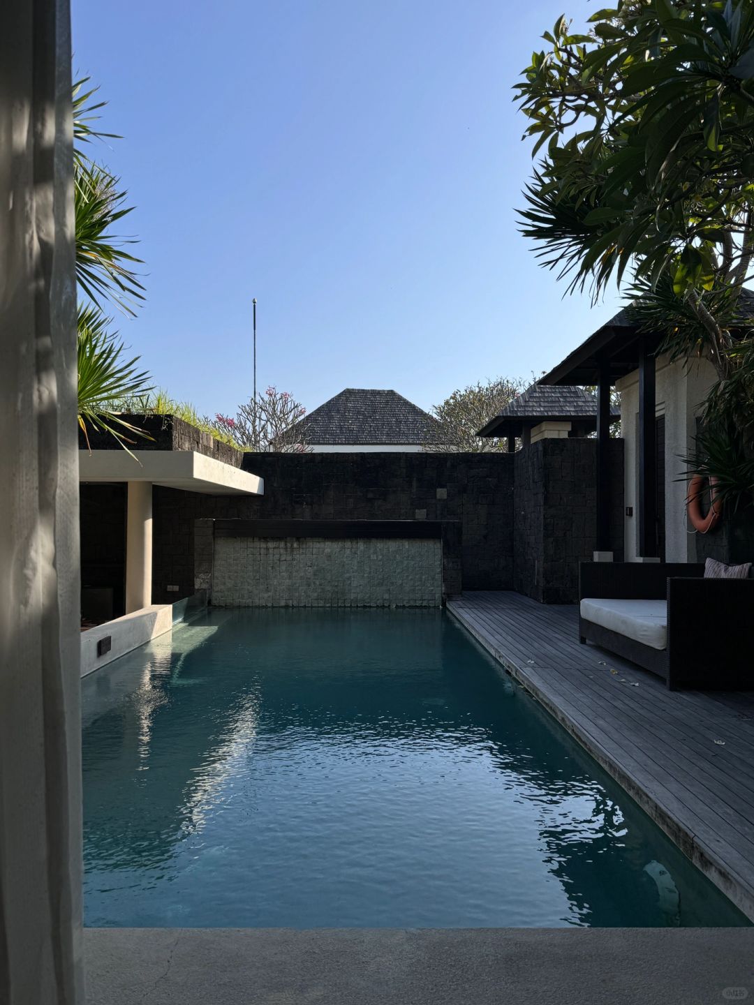Bali-Berry Amour Romantic Villas Resort in Bali, the petal pool is very beautiful