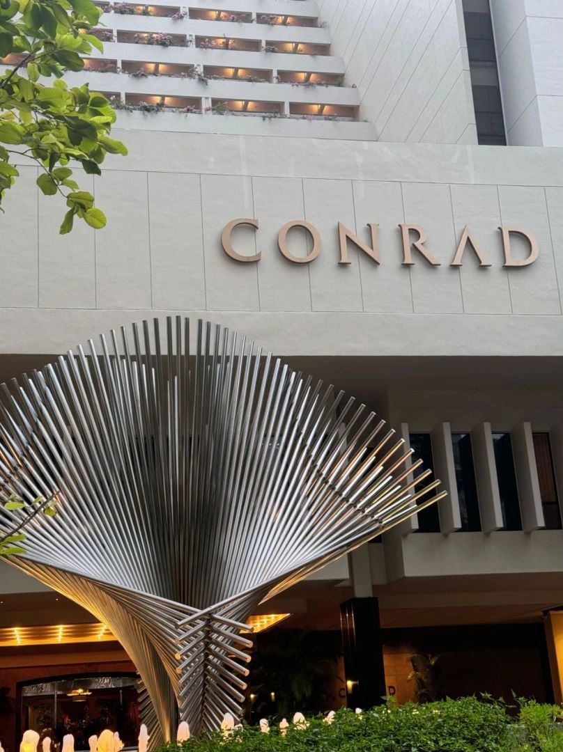 Singapore-Conrad Singapore Orchard, adjacent to Bugis Street Shopping and Botanic Gardens