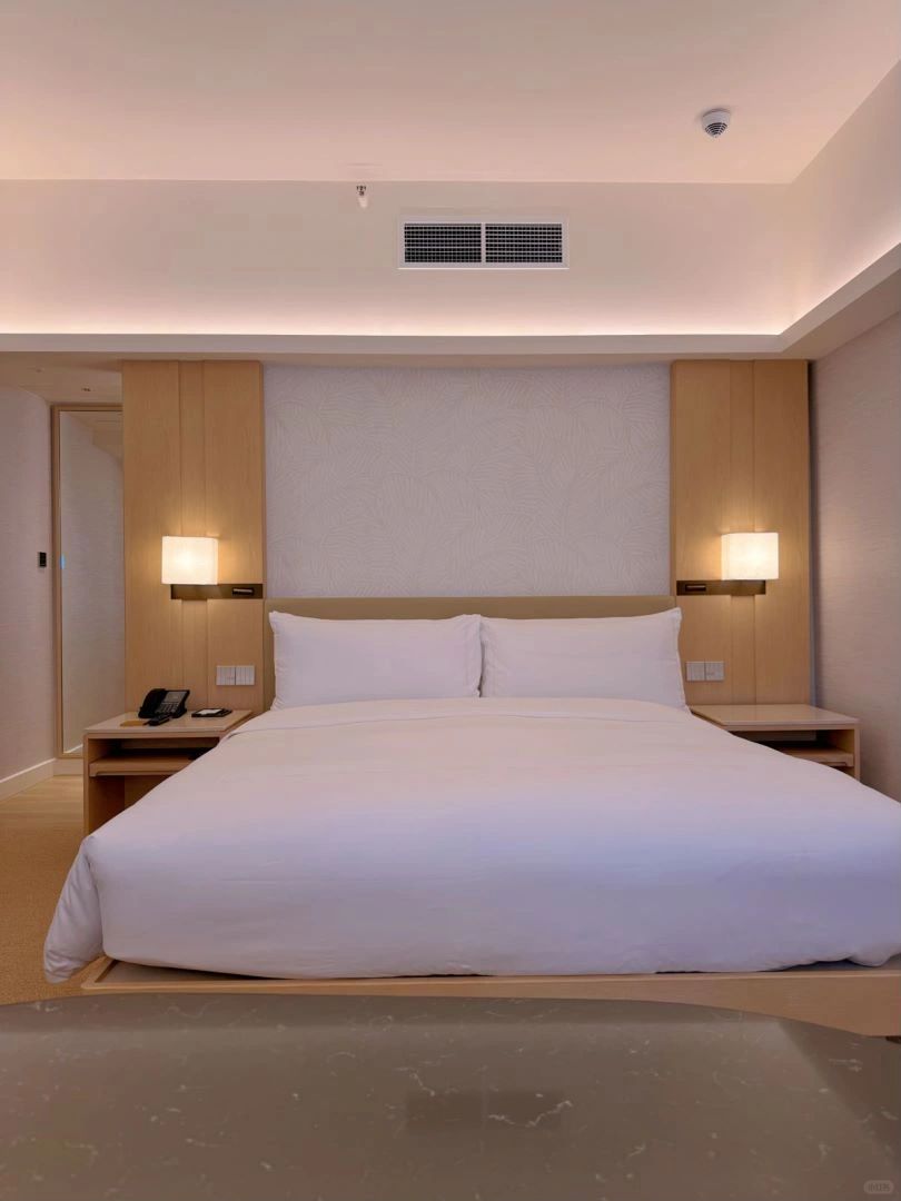 Singapore-Conrad Singapore Orchard, adjacent to Bugis Street Shopping and Botanic Gardens