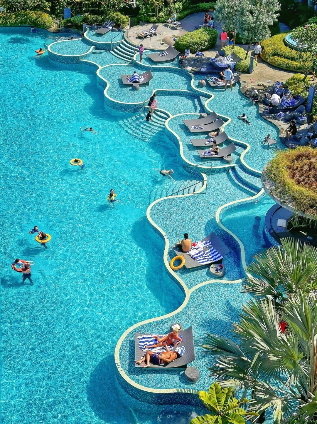 Singapore-The Outpost Hotel At Sentosa, ?Tanjong Beach Bar has lots of bikini beauties