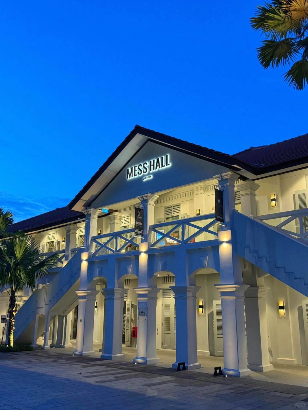 Singapore-The Outpost Hotel At Sentosa, ?Tanjong Beach Bar has lots of bikini beauties