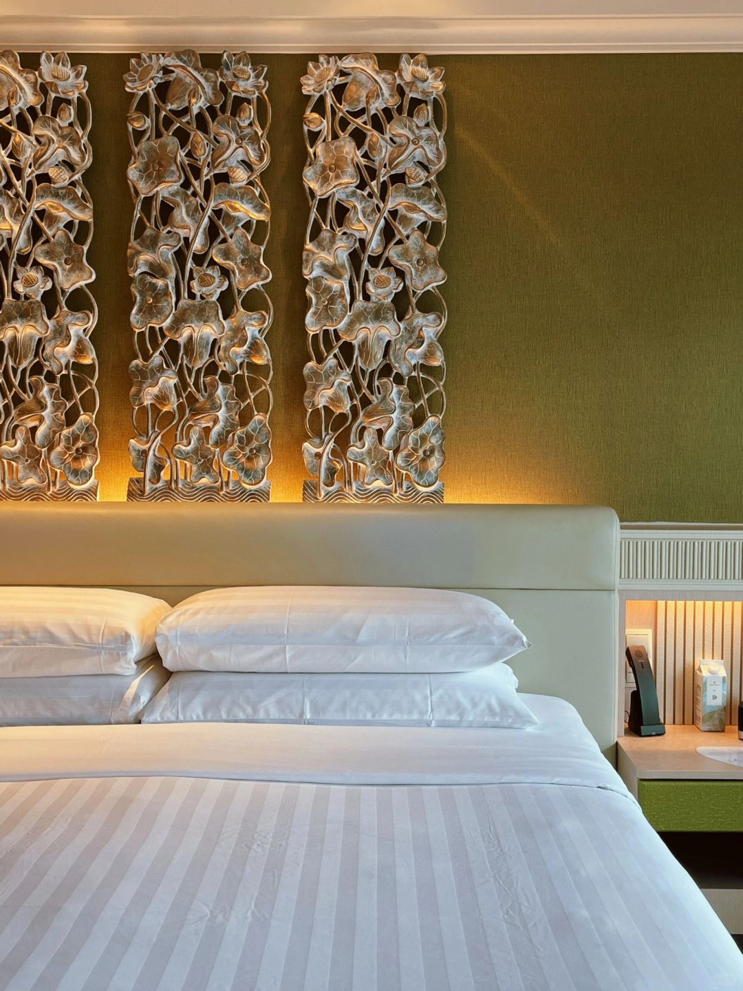 Singapore-The Outpost Hotel At Sentosa, ?Tanjong Beach Bar has lots of bikini beauties