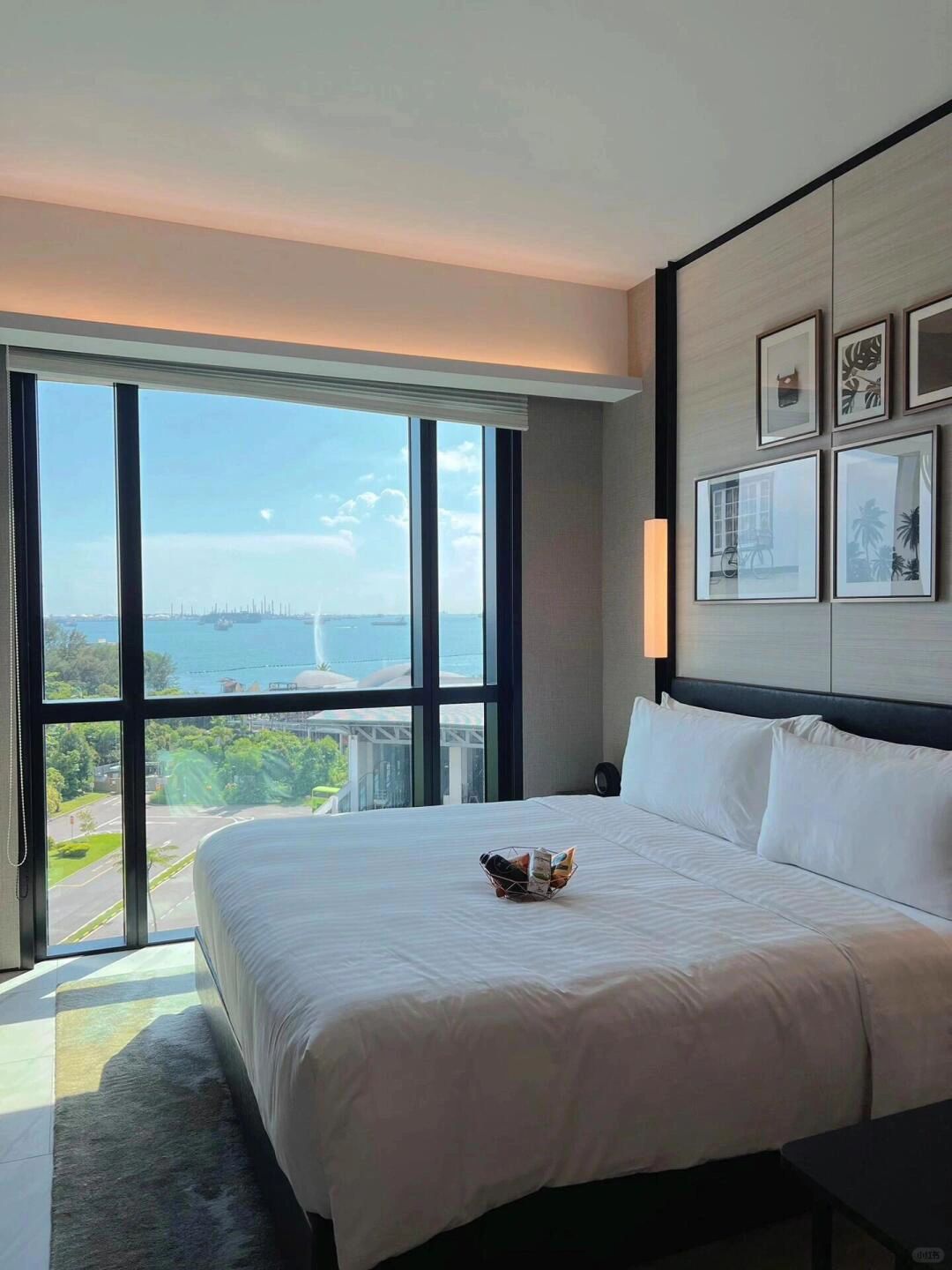Singapore-The Outpost Hotel At Sentosa, ?Tanjong Beach Bar has lots of bikini beauties