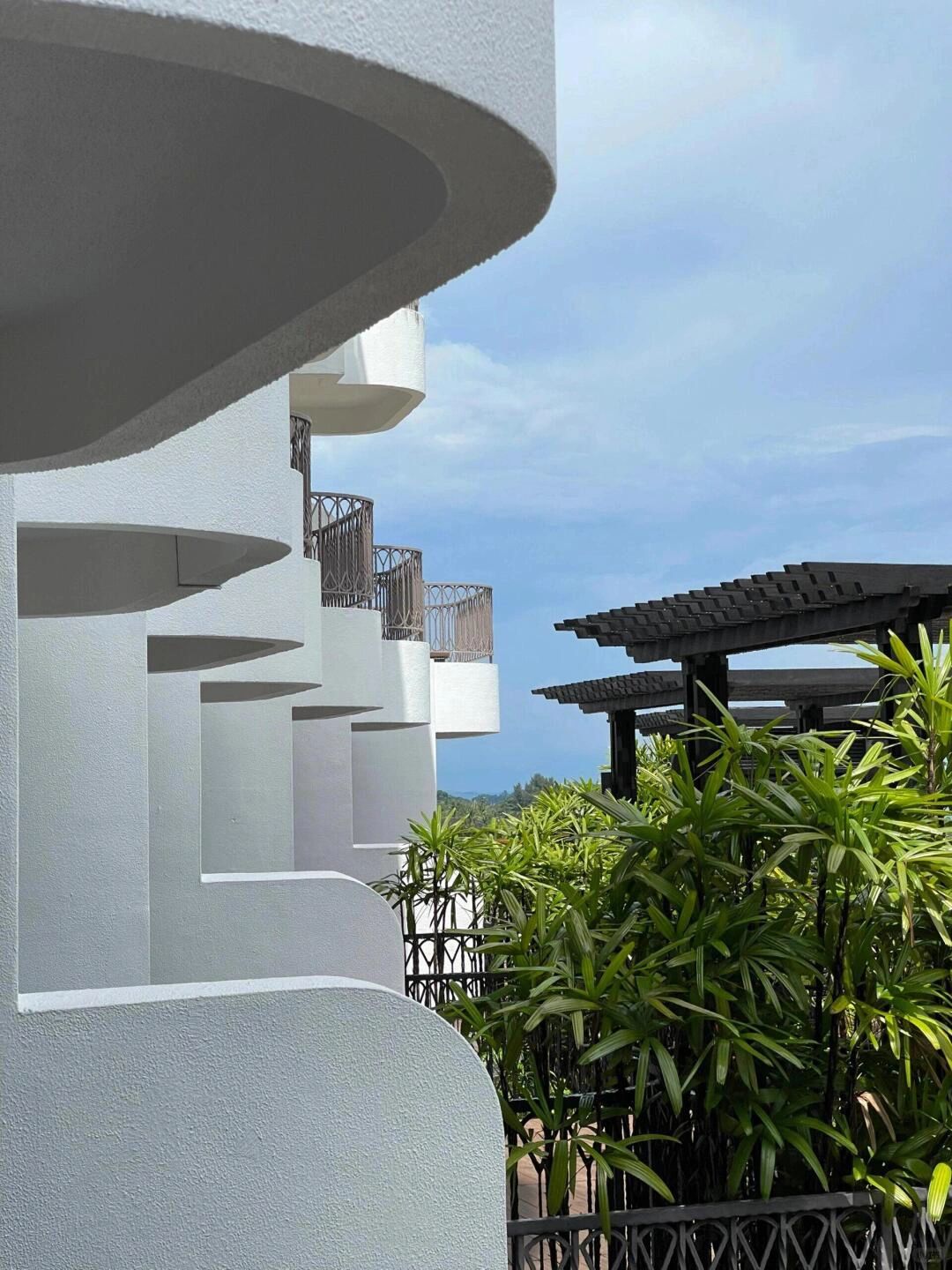 Singapore-The Outpost Hotel At Sentosa, ?Tanjong Beach Bar has lots of bikini beauties