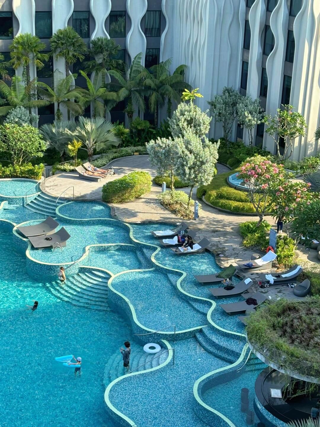 Singapore-The Outpost Hotel At Sentosa, ?Tanjong Beach Bar has lots of bikini beauties