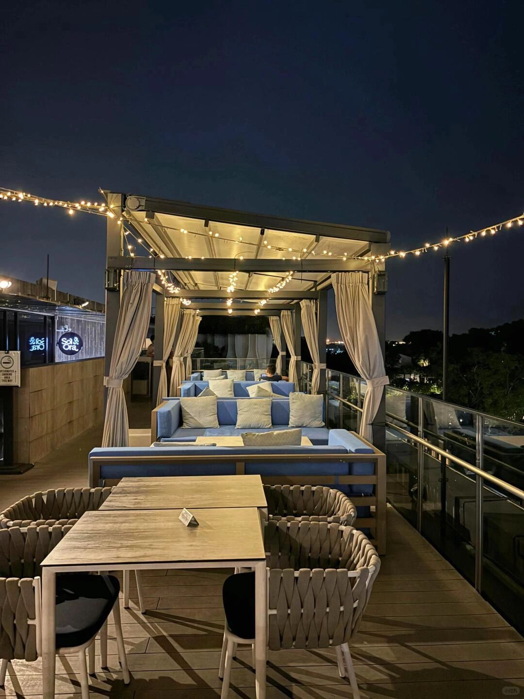 Singapore-The Outpost Hotel At Sentosa, ?Tanjong Beach Bar has lots of bikini beauties