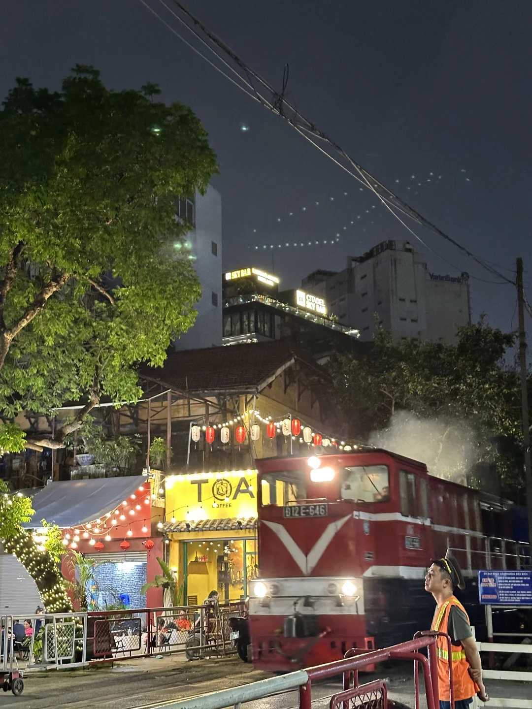 Hanoi-A small bar on Hanoi Train Street?, where you can sit quietly and listen to music