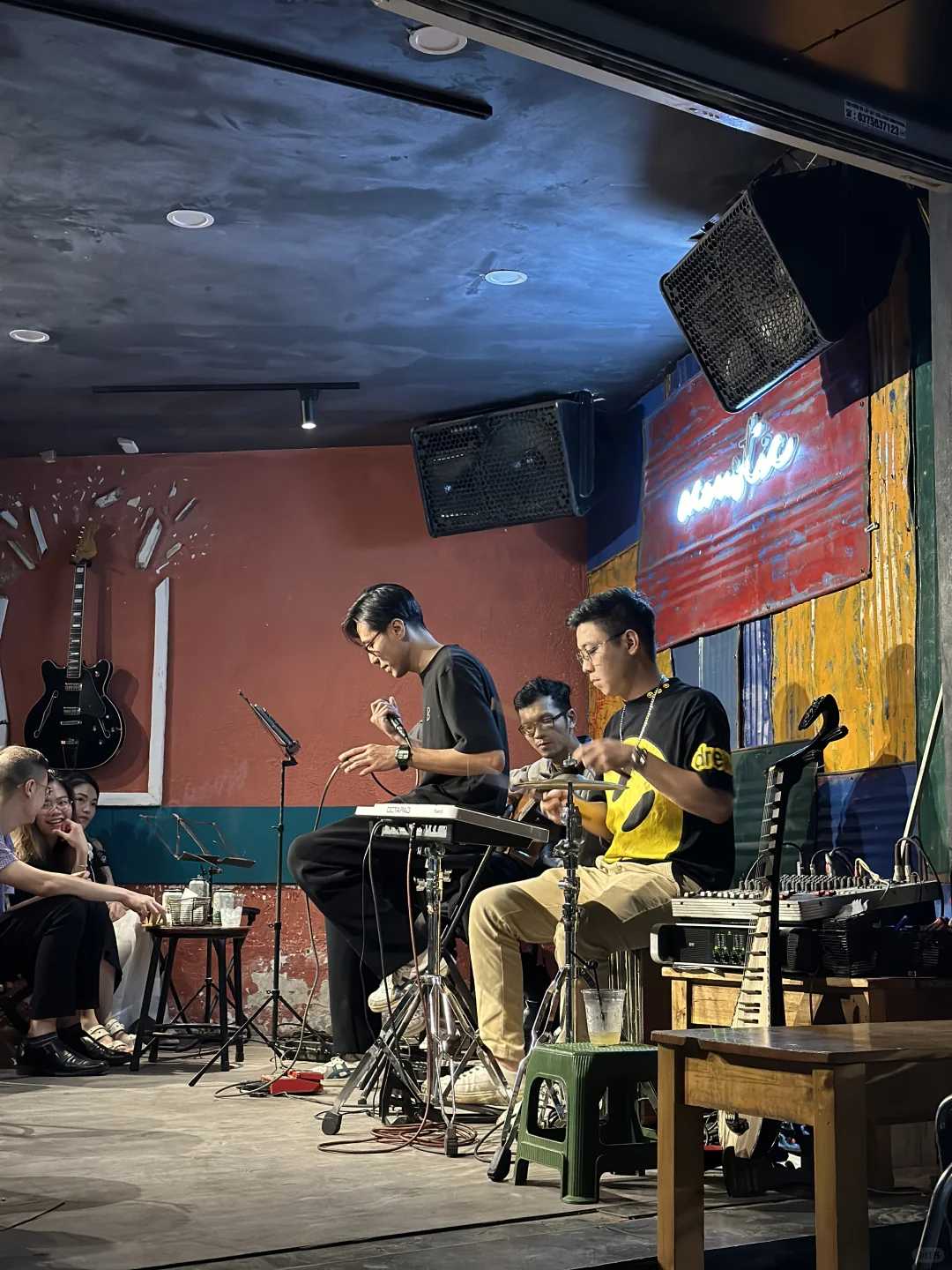 Hanoi-A small bar on Hanoi Train Street?, where you can sit quietly and listen to music