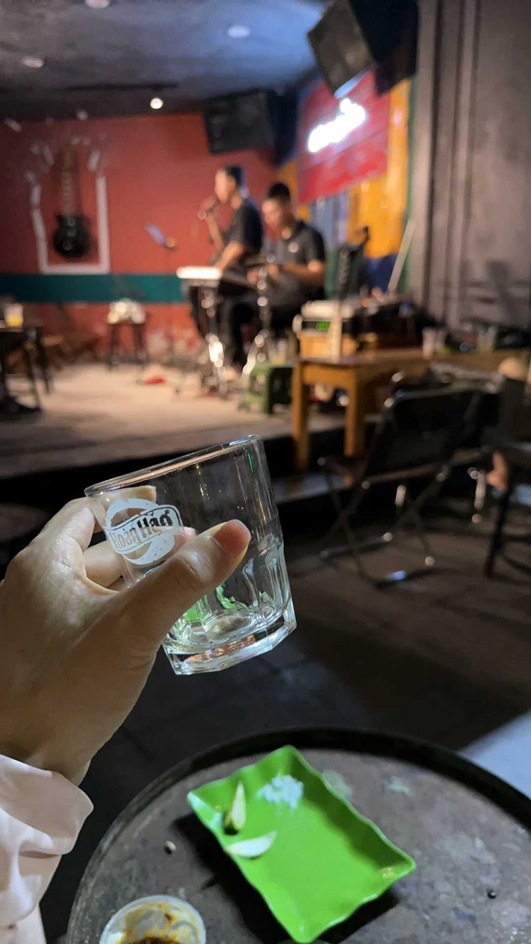 Hanoi-A small bar on Hanoi Train Street?, where you can sit quietly and listen to music