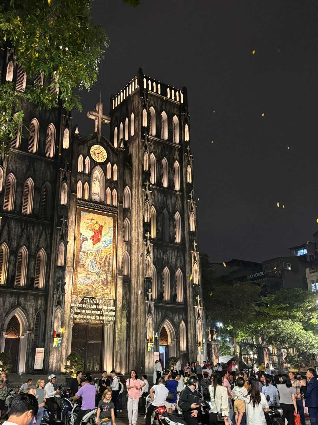 Hanoi-St Joseph Cathedral, Hanoi's nightlife is just beginning at 10pm