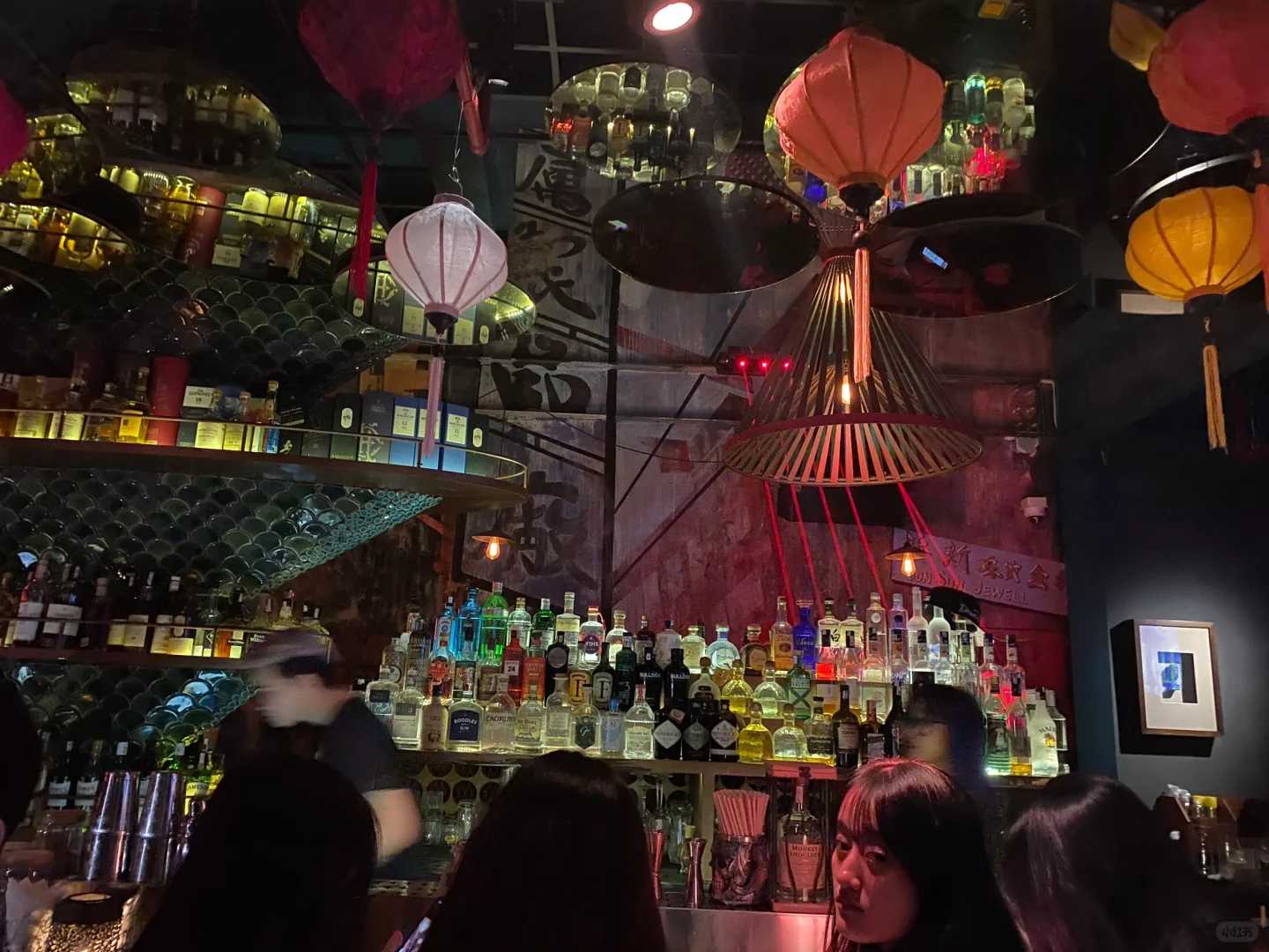 Hanoi-PHIÉU TAM TINH bar in Hanoi, full of dancing atmosphere