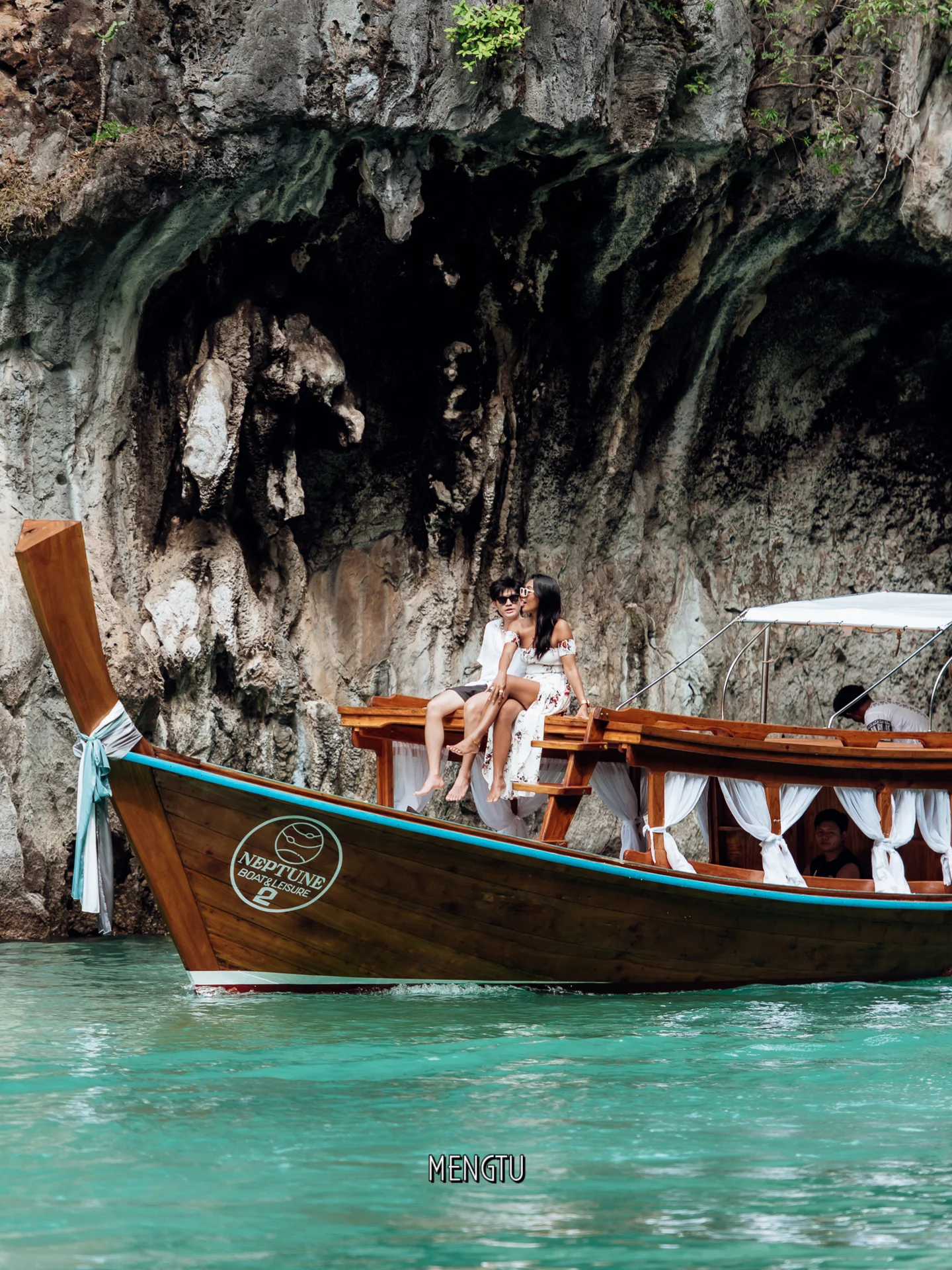 Krabi-Krabi's unique long-tail boat, visit the Holy Cave, which is efficacious for seeking children