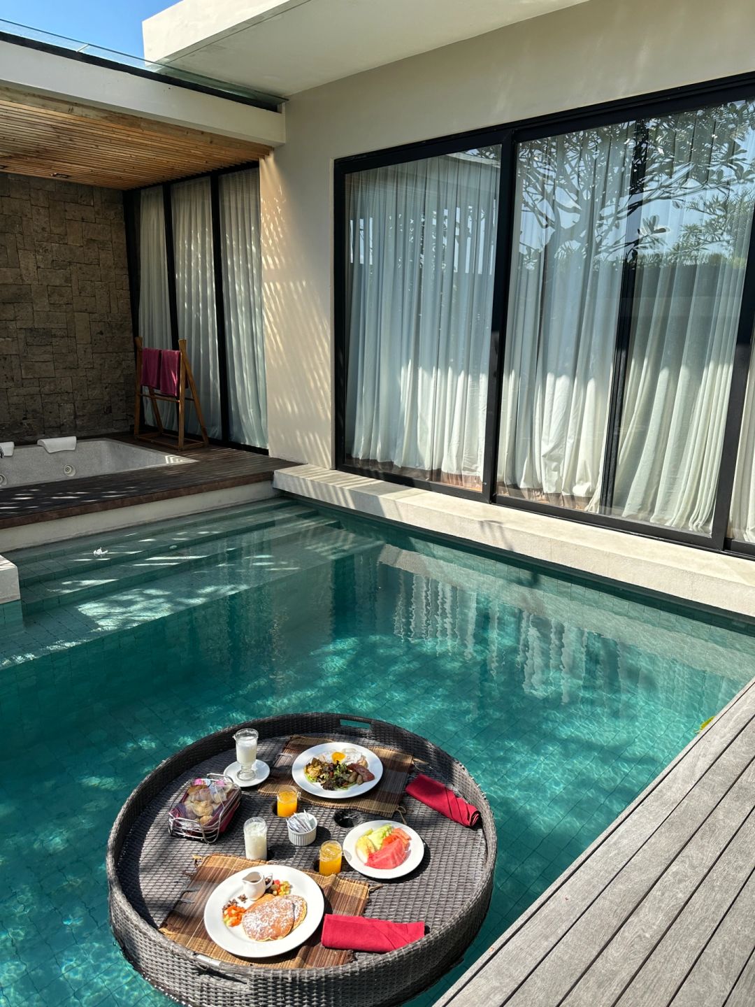Bali-Berry Amour Romantic Hotel Villas?, experience the petal pool and floating breakfast